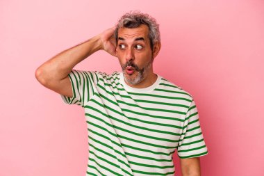 Pembe arka planda izole edilmiş orta yaşlı beyaz bir adam şok geçiriyordu, önemli bir buluşmayı hatırladı..