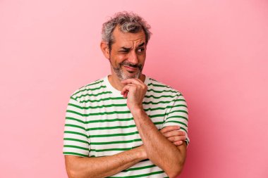 Pembe arka planda izole edilmiş orta yaşlı beyaz bir adam virüs veya enfeksiyon yüzünden boğazında ağrı hissediyor..