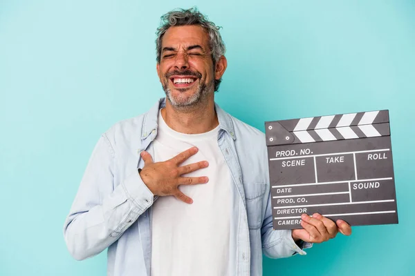 Moyen Age Caucasien Homme Tenant Clapperboard Isolé Sur Fond Bleu — Photo