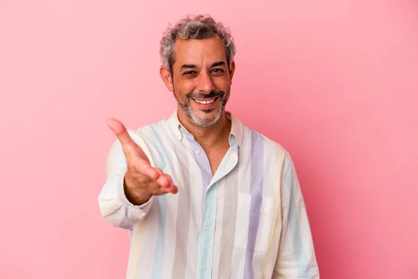 Middelbare Leeftijd Blanke Man Geïsoleerd Roze Achtergrond Stretching Hand Camera — Stockfoto