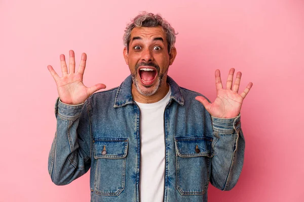 Middle Age Caucasian Man Isolated Pink Background Receiving Pleasant Surprise —  Fotos de Stock