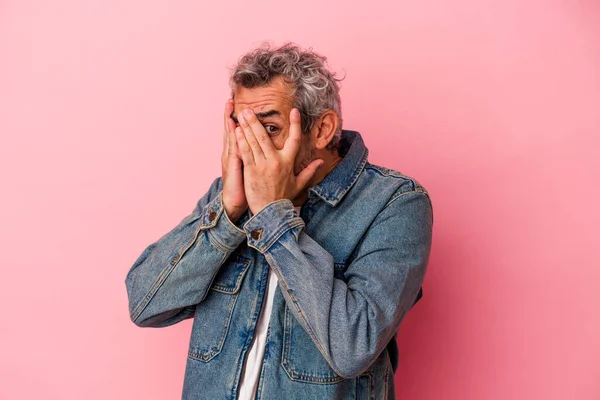 Middle Age Caucasian Man Isolated Pink Background Blink Fingers Frightened — Foto de Stock