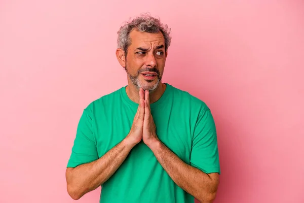 Middle Age Caucasian Man Isolated Pink Background Praying Showing Devotion — Foto de Stock