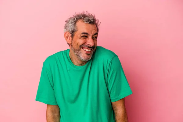 Middelbare Leeftijd Blanke Man Geïsoleerd Roze Achtergrond Lacht Sluit Ogen — Stockfoto
