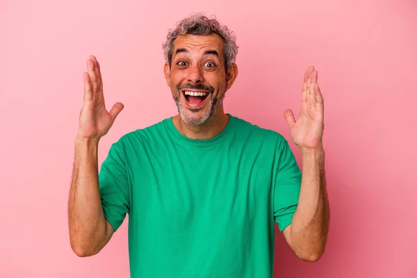 Middle Age Caucasian Man Isolated Pink Background Receiving Pleasant Surprise — ストック写真