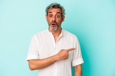 Mavi arka planda izole edilmiş orta yaşlı beyaz bir adam...