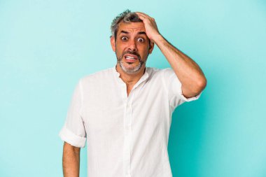 Mavi arka planda izole edilmiş orta yaşlı beyaz bir adam şok geçiriyordu..