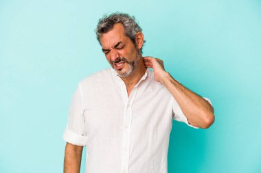 Orta yaşlı, beyaz bir adam mavi arka planda izole edilmiş, sabit yaşam tarzından dolayı boyun ağrısı çekiyor..
