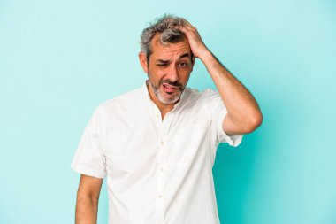 Mavi arka planda soyutlanmış orta yaşlı beyaz bir adam yorgun ve uykulu..