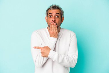 Mavi arka planda izole edilmiş orta yaşlı beyaz bir adam...