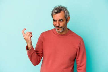 Mavi arka planda izole edilmiş orta yaşlı beyaz bir adam seni parmağıyla işaret ediyor. Sanki davet ediliyormuş gibi..