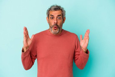 Mavi arka planda soyutlanmış orta yaşlı beyaz bir adamın bir fikri, ilham konsepti var..