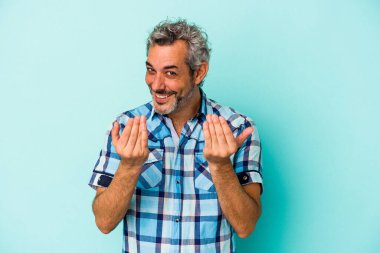 Mavi arka planda izole edilmiş orta yaşlı beyaz bir adam seni parmağıyla işaret ediyor. Sanki davet ediliyormuş gibi..
