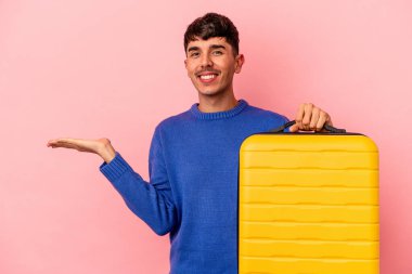 Genç melez adam pembe arka planda tek başına seyahat edecek bir avuç içinde fotokopi alanı ve belinde bir el daha gösterecek..