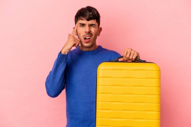 Genç melez adam pembe arka planda izole bir şekilde seyahat edecek işaret parmağıyla yaptığı hayal kırıklığı jestini gösterecek..