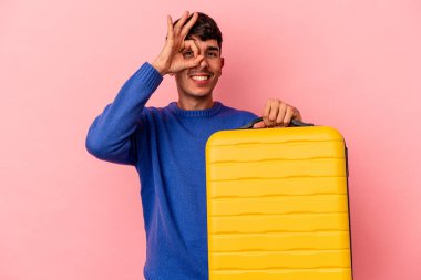 Genç melez adam seyahat edecek. Pembe arka planda tek başına. Heyecanlı..