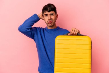 Genç melez adam pembe arka planda tek başına seyahat edecek..