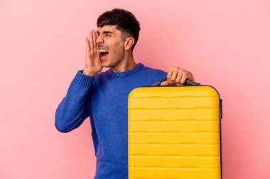 Genç melez adam pembe arka planda tek başına seyahat edecek bağıracak ve avuç içi kadar açık olacak..