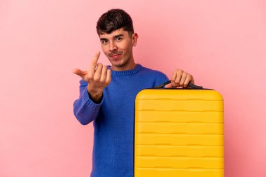 Genç melez adam pembe arka planda tek başına seyahat edecek seni işaret ederek sanki davet ediyormuş gibi..