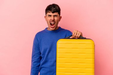 Genç melez adam pembe arka planda tek başına seyahat edecek. Çok sinirli ve agresif bağırıyor..