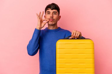 Genç melez adam pembe arka planda tek başına seyahat edecek parmakları dudaklarında bir sır olarak kalacak..