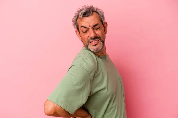 Middelbare Leeftijd Blanke Man Geïsoleerd Roze Achtergrond Lijden Een Rugpijn — Stockfoto