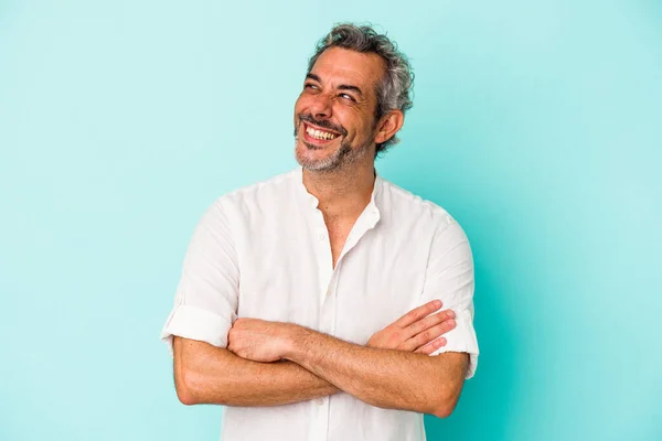 Kaukasischer Mann Mittleren Alters Isoliert Auf Blauem Hintergrund Lächelt Selbstbewusst — Stockfoto