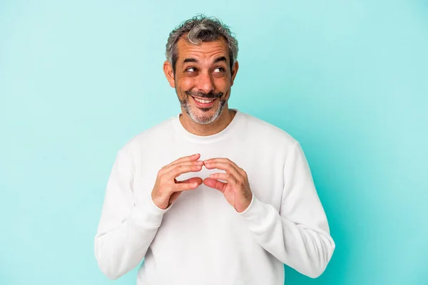 Hombre Caucásico Mediana Edad Aislado Sobre Fondo Azul Que Inventa —  Fotos de Stock