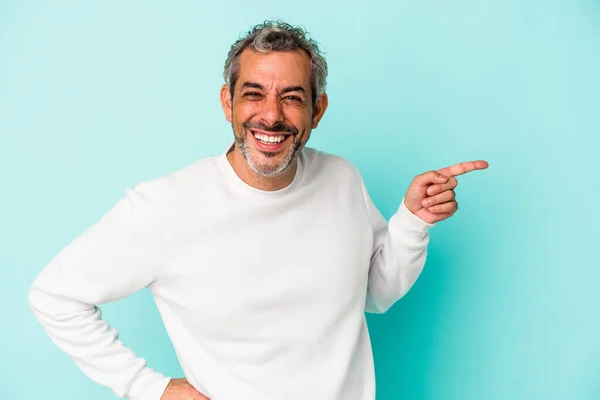 Middle Age Caucasian Man Isolated Blue Background Smiling Cheerfully Pointing — Foto de Stock