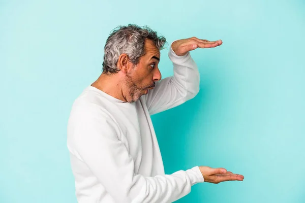 Hombre Caucásico Mediana Edad Aislado Sobre Fondo Azul Sorprendido Sorprendido —  Fotos de Stock