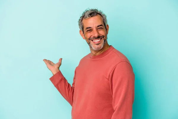Middle Age Caucasian Man Isolated Blue Background Showing Welcome Expression — Foto de Stock