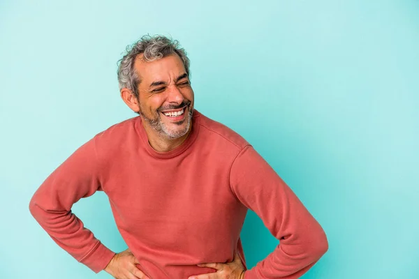 Kaukasischer Mann Mittleren Alters Isoliert Auf Blauem Hintergrund Lacht Fröhlich — Stockfoto