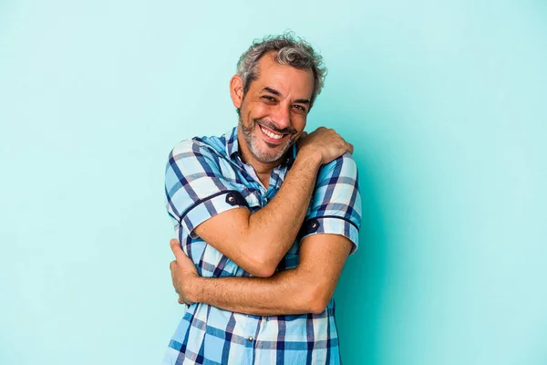 Hombre Caucásico Mediana Edad Aislado Abrazos Fondo Azul Sonriente Despreocupado — Foto de Stock
