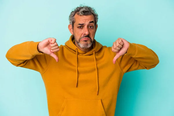 Hombre Caucásico Mediana Edad Aislado Sobre Fondo Azul Mostrando Gesto —  Fotos de Stock