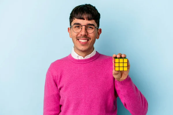 Mladý Smíšený Závod Student Muž Izolované Modrém Pozadí Šťastný Usmívající — Stock fotografie