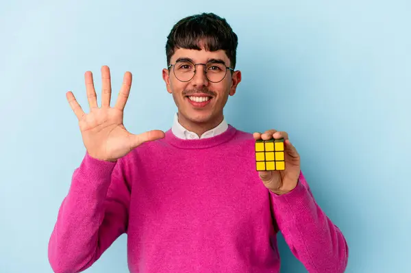 Jeune Étudiant Mixte Homme Isolé Sur Fond Bleu Souriant Gai — Photo