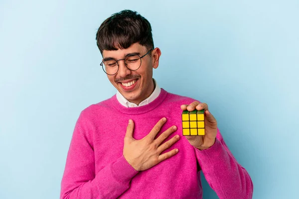 Mladý Smíšený Závod Student Muž Izolované Modrém Pozadí Směje Baví — Stock fotografie