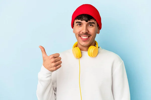 Junger Mann Mit Gemischter Rasse Hört Isoliert Musik Auf Blauem — Stockfoto