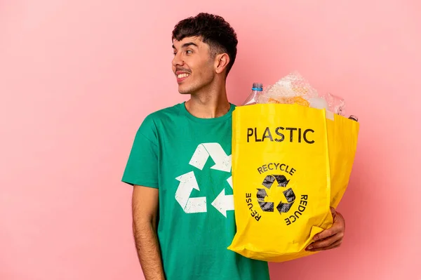 Genç Melez Geri Dönüştürülmüş Plastikler Pembe Arka Planda Izole Edilmiş — Stok fotoğraf