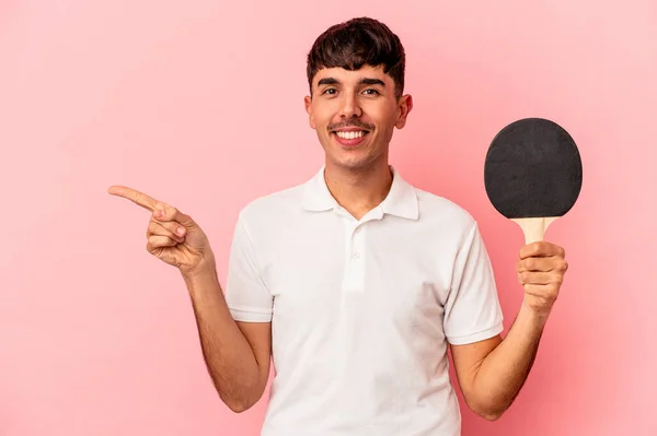 Jeune Homme Métis Tenant Une Raquette Ping Pong Isolé Sur — Photo