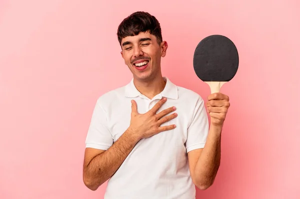 Mladý Smíšený Závod Muž Drží Ping Pong Raketa Izolované Růžovém — Stock fotografie