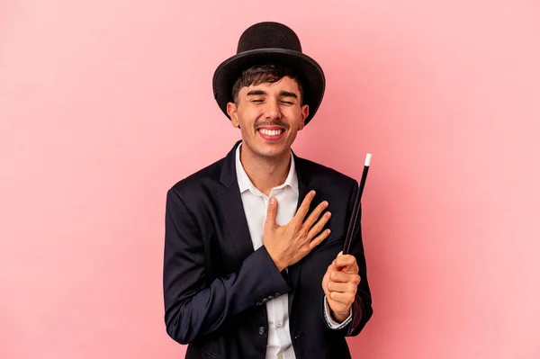 Mladý Kavkazský Čaroděj Muž Drží Hůlku Izolované Růžovém Pozadí Smíchem — Stock fotografie