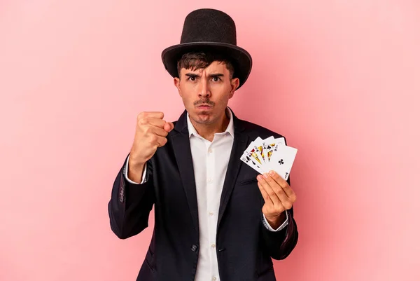 Mladý Běloch Kouzelník Drží Magické Karty Izolované Bílém Pozadí Ukazující — Stock fotografie