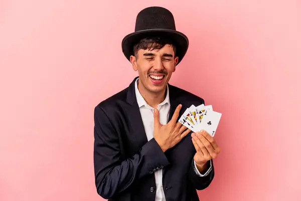 Mladý Kavkazský Čaroděj Muž Drží Magické Karty Izolované Bílém Pozadí — Stock fotografie