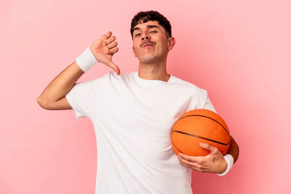 Mladý Míšenec Hraje Basketbal Izolovaný Růžovém Pozadí Cítí Hrdost Sebevědomí — Stock fotografie