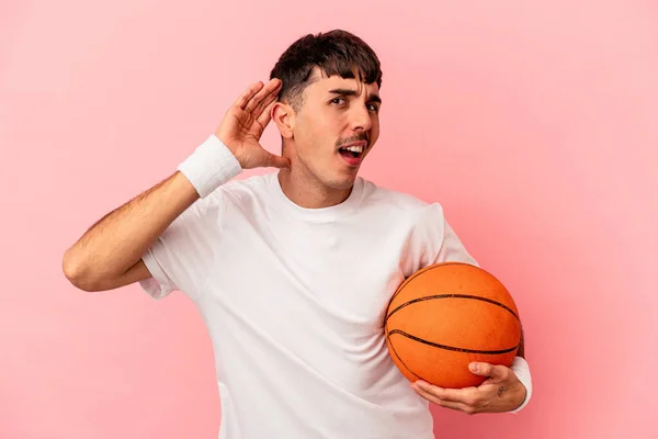 Mladý Smíšený Závod Muž Hraje Basketbal Izolované Růžovém Pozadí Snaží — Stock fotografie