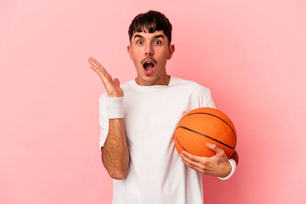 Mladý Smíšený Závod Muž Hraje Basketbal Izolované Růžovém Pozadí Překvapené — Stock fotografie