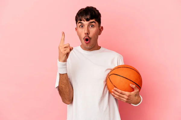 Młody Mieszane Wyścig Człowiek Gra Koszykówkę Odizolowany Różowym Tle Mając — Zdjęcie stockowe
