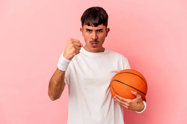 Młody Mieszany Wyścig Człowiek Gra Koszykówkę Odizolowany Różowym Tle Pokazując — Zdjęcie stockowe