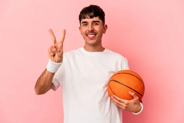 Mladý Smíšený Závod Muž Hraje Basketbal Izolované Růžovém Pozadí Ukazující — Stock fotografie